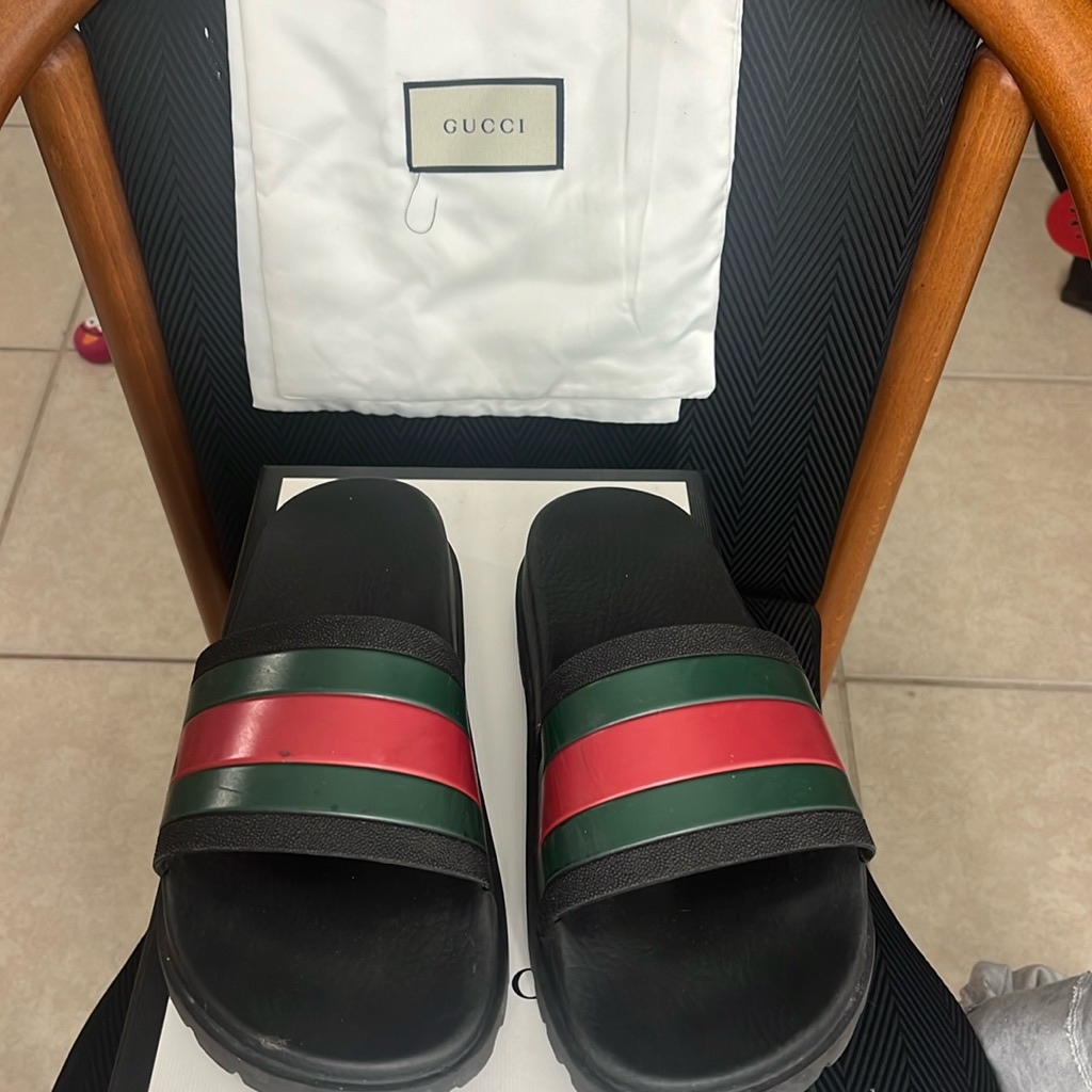 Gucci Flip Flops, Black. Size 7